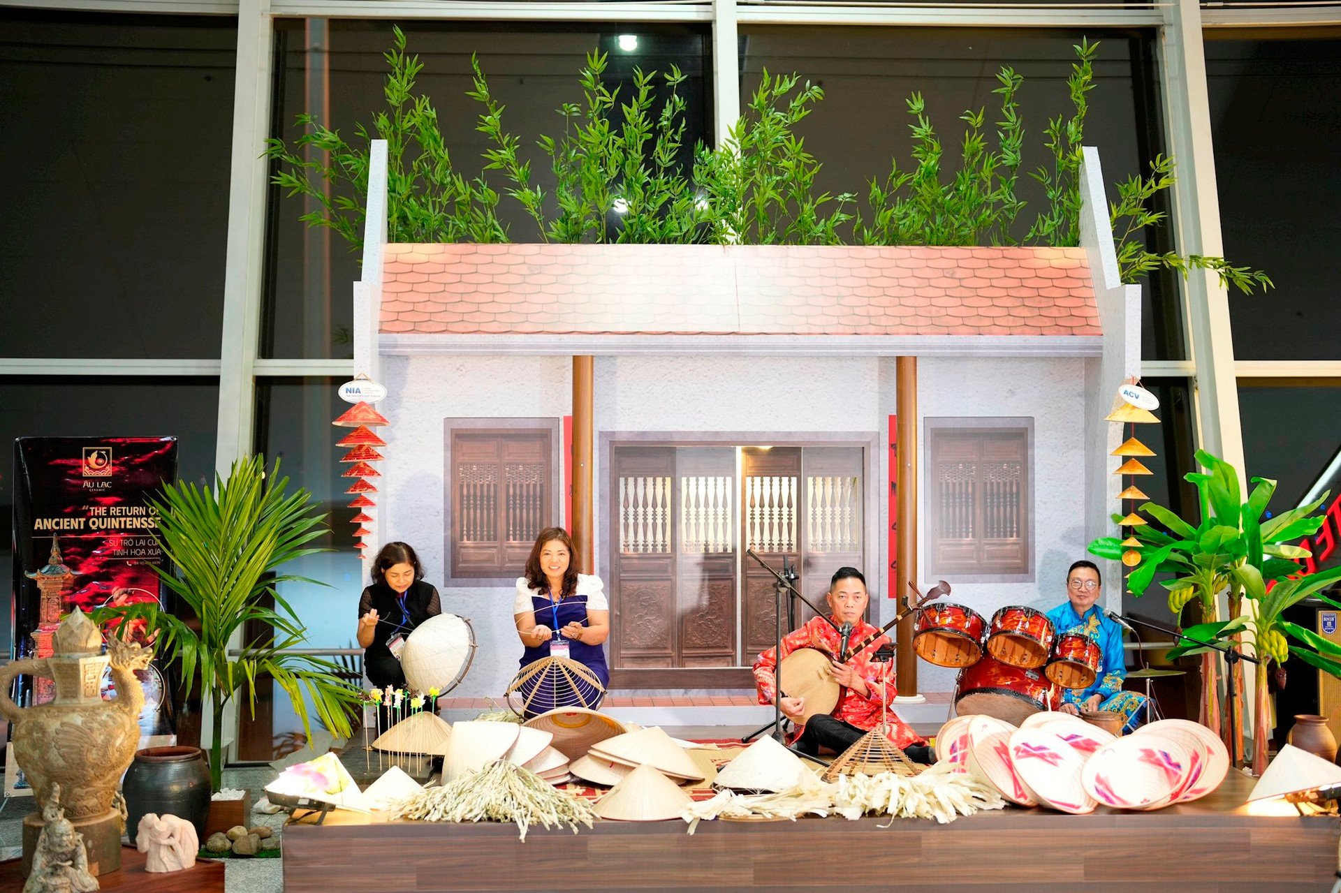 11-hanh-khach-vua-duoc-xem-quy-trinh-may-non-la-vua-duoc-nghe-hat-ca-tru-tai-san-khau-gate-23-nha-ga-t2-noi-bai.jpg