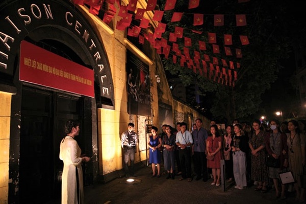 66306tour-dem-thieng-lieng-o-nha-tu-hoa-lo.jpg