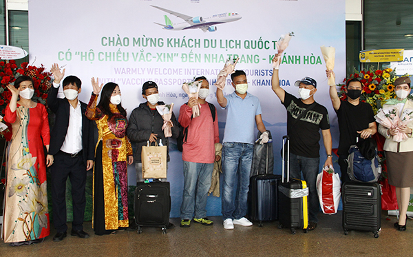 don-khach-ho-chiu-vaccine.jpg
