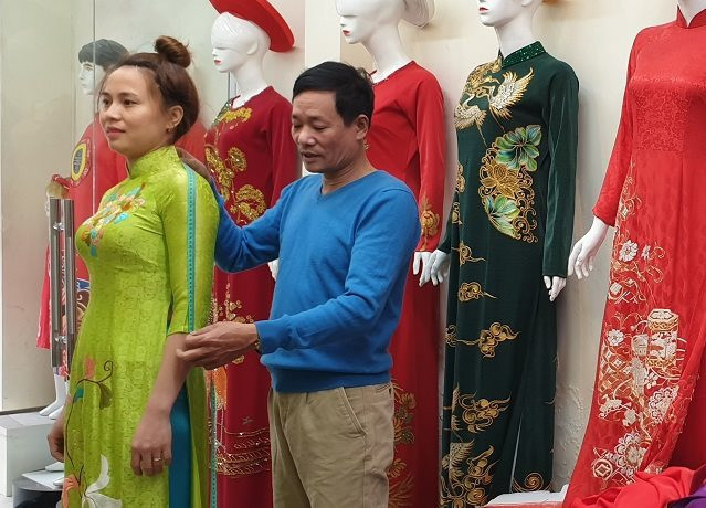 hnm1cdnvn-2023-07-18-ao-dai-1-trach-xa.jpg