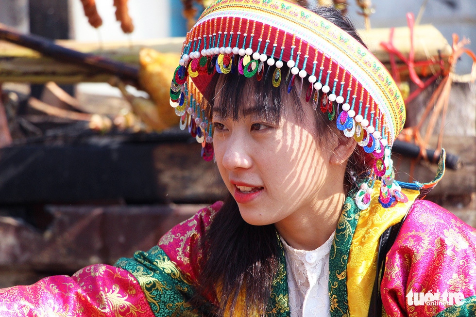 logo-hinh-co-gai-ban-hang-nguoi-mong-1609501867782761356569.jpg