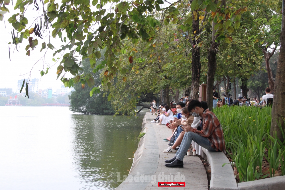 pho-di-bo-ho-guom-nhon-nhip-sau-khi-mo-cua-tro-lai4.jpg